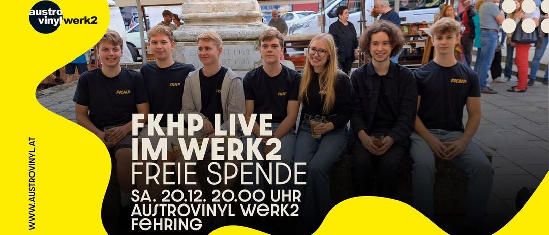 Fünf junge Menschen sitzen vor einem Denkmal. Alle tragen schwarze T-Shirts. Ein Text lautet 'FKHP LIVE IM WERK2 FREIE SPENDEN SA. 20.12. 20.00 UHR AUSTROVINYL WERK2 FEHRING'.