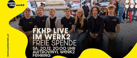 Fünf junge Menschen sitzen vor einem Denkmal. Alle tragen schwarze T-Shirts. Ein Text lautet 'FKHP LIVE IM WERK2 FREIE SPENDEN SA. 20.12. 20.00 UHR AUSTROVINYL WERK2 FEHRING'.