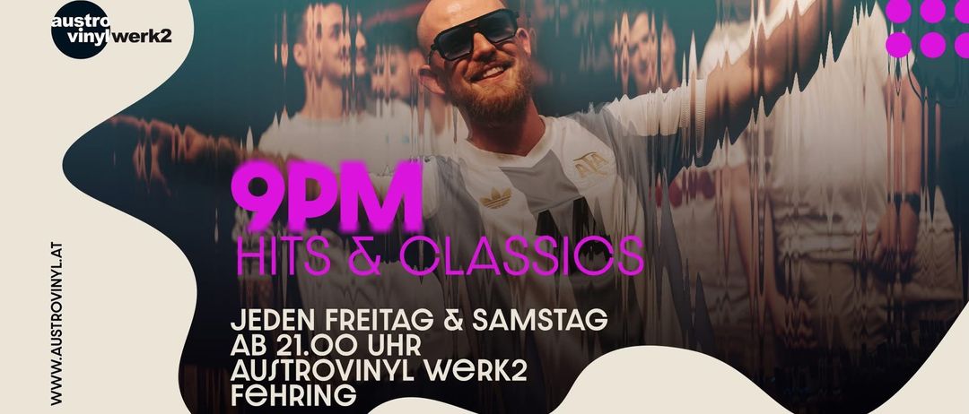 Ein Mann, der lächelt und eine Sonnenbrille trägt, mit dem Text 9PM Hits & Classics in pinker Schrift. Dahinter verschwommene Bilder von Menschen, möglicherweise tanzend. Das Bild hat einen verschwommenen Hintergrund.