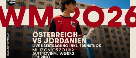 Ein Mann in einem roten Trikot steht vor einem Gebäude mit dem Text 'M OO'. Das Event handelt von Österreich gegen Jordanien. Die Live-Übertragung inkludiert Frühstück. Datum: Mi, 17. Juni, 05:30 Uhr. Ort: Austrovinyl Werk2.
