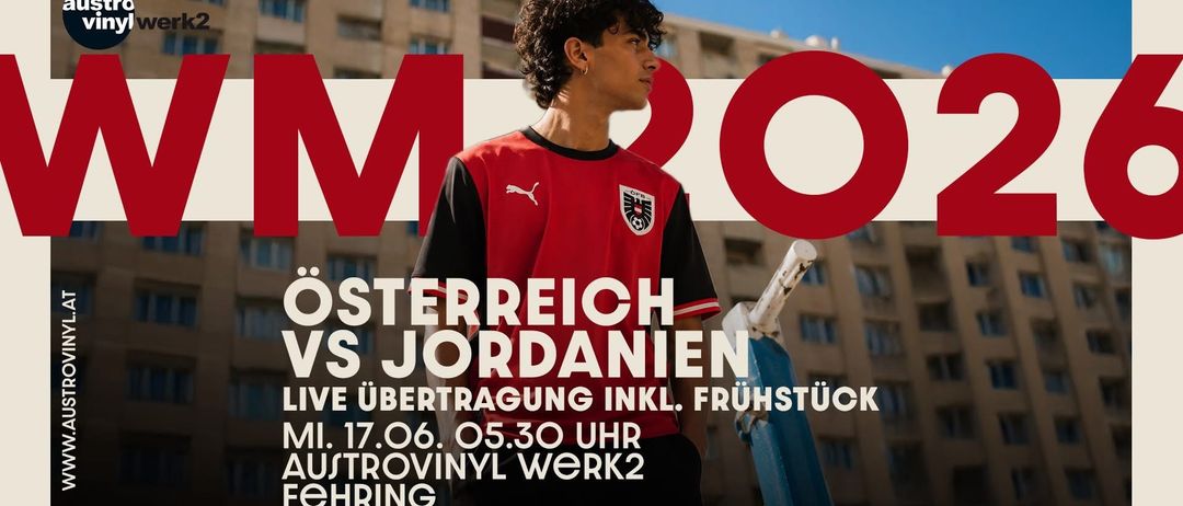 Ein Mann in einem roten Trikot steht vor einem Gebäude mit dem Text 'M OO'. Das Event handelt von Österreich gegen Jordanien. Die Live-Übertragung inkludiert Frühstück. Datum: Mi, 17. Juni, 05:30 Uhr. Ort: Austrovinyl Werk2.