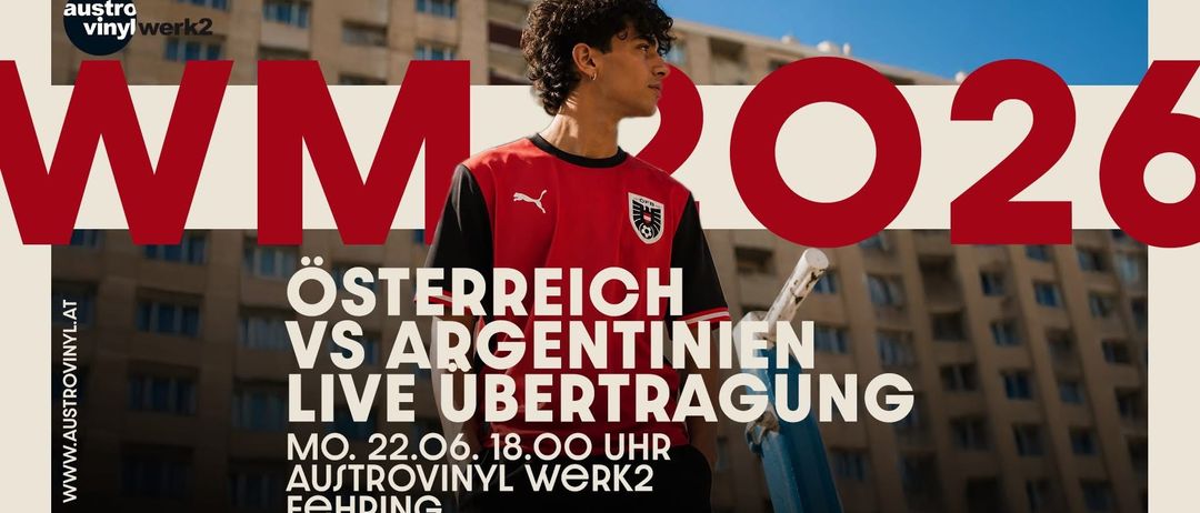 Ein Mann steht vor einem Gebäude, trägt ein rotes Puma-Trikot. Überlagerter Text lautet 'Österreich vs Argentinien Live Übertragung' mit Details zu einem Live-Event am 22. Juni um 18:00.
