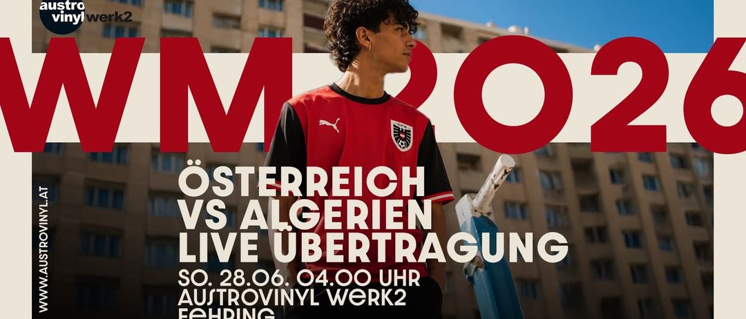 Ein Mann in einem roten Fußballtrikot steht vor einem Gebäude. Der Text lautet 'Moo Österreich vs Algerien live Übertragung'. Es zeigt Datum und Uhrzeit für ein Ereignis an.
