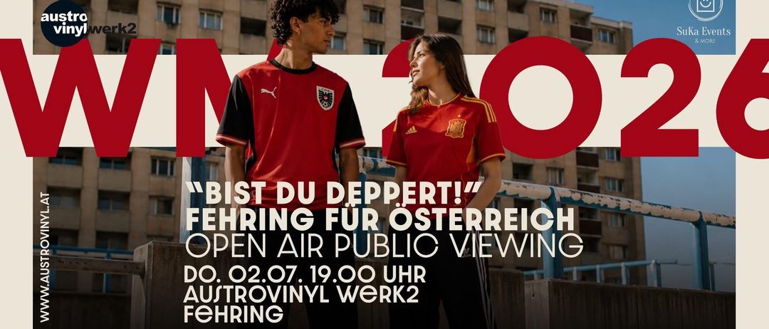 Zwei Personen, ein Mann und eine Frau, gekleidet in Fußballtrikots, stehen vor einem Gebäude. Der Text lautet 'Bis du Deppert? Fehring fur Osterreich Open Air Public Viewing'. Das Datum ist 02.07.19.00 Uhr.