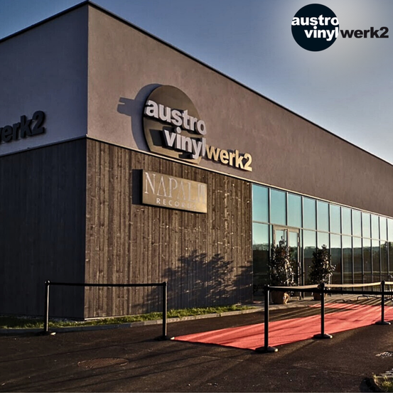 Bild enthält, Architecture, Building, Car, Car Dealership, Transportation, Vehicle, Office Building, Fashion, Indoors, Interior Design