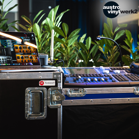 Bild enthält, Computer Hardware, Electronics, Hardware, Indoors, Room, Studio, Monitor, Screen, Laptop, Pc