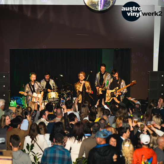 Bild enthält, Concert, Crowd, Person, Group Performance, Music Band, Adult, Male, Man, Urban, Guitar
