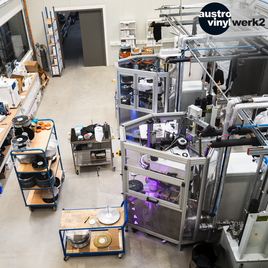 Bild enthält, Architecture, Building, Factory, Manufacturing, Workshop, Person