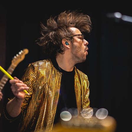 Bild enthält, Adult, Male, Man, Person, Guitar, Musical Instrument, Solo Performance, Earbuds, VR Headset, Face