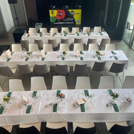 Bild enthält, Furniture, Table, Tabletop, Indoors, Hall, Fun, Chair, Banquet, Dining Table