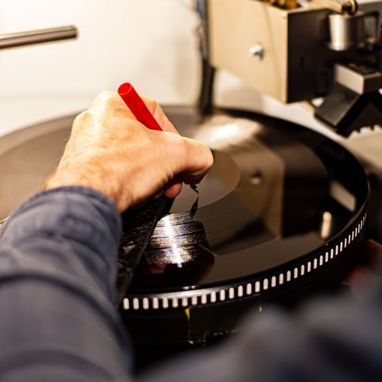 Bild enthält, Body Part, Finger, Hand, Person, Adult, Male, Man, E-scooter, Vehicle, Photographic Film