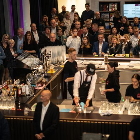 Bild enthält, People, Person, Pub, Adult, Male, Man, Female, Woman, Face, Suit