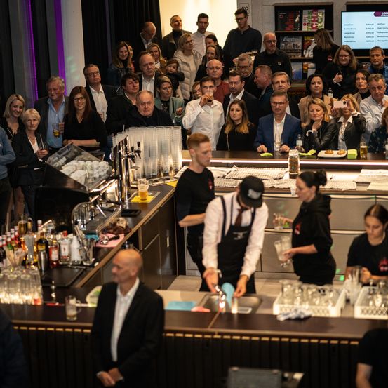 Bild enthält, People, Person, Pub, Adult, Male, Man, Female, Woman, Face, Suit