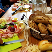 Bild enthält, Brunch, Food, Meal, Food Presentation, Bread, Fork, Dish, Knife, Table, Dining Table