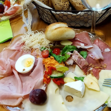 Bild enthält, Brunch, Food, Food Presentation, Cutlery, Fork, Bread, Cheese