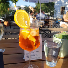 Bild enthält, Cocktail, Adult, Female, Person, Woman, Male, Man, Plant, Lemonade, Mojito