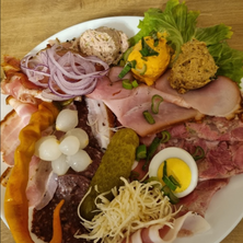 Bild enthält, Brunch, Food, Food Presentation, Dish, Meal, Platter, Egg, Plate, Bread