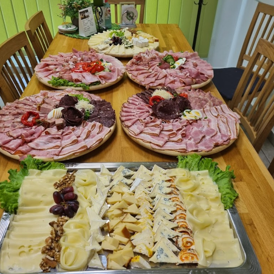 Bild enthält, Brunch, Food, Food Presentation, Meal, Dish, Chair, Furniture, Cheese