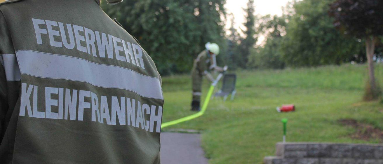 Bild enthält, Grass, Plant, Adult, Male, Man, Person, Helmet, Crime Scene