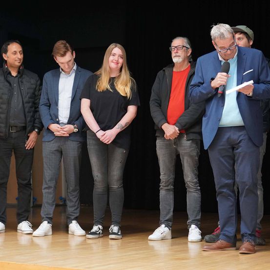 Bild enthält, Groupshot, Person, Adult, Male, Man, People, Jeans, Coat, Female, Woman