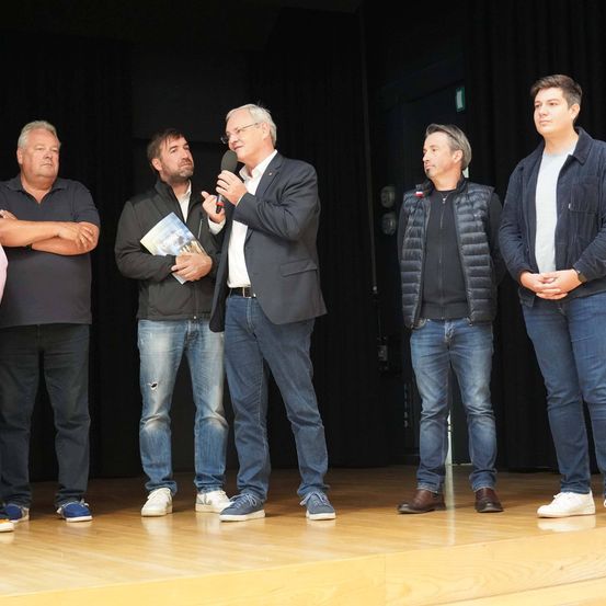 Bild enthält, Jacket, Jeans, Pants, Groupshot, Person, Adult, Male, Man, Female, Woman