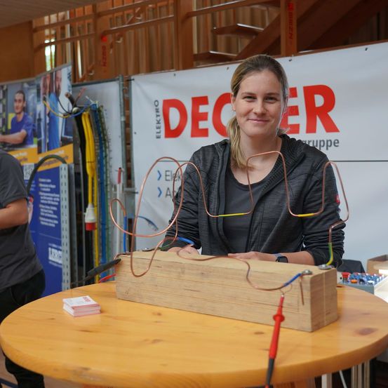 Bild enthält, Plywood, Wood, Table, Wristwatch, Adult, Male, Man, Person, Female, Woman