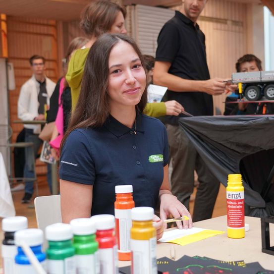 Bild enthält, Adult, Female, Person, Woman, Boy, Male, Teen, Man, Handbag, Glasses