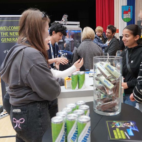 Bild enthält, Adult, Female, Person, Woman, Indoors, Boy, Male, Teen, Shop, Man