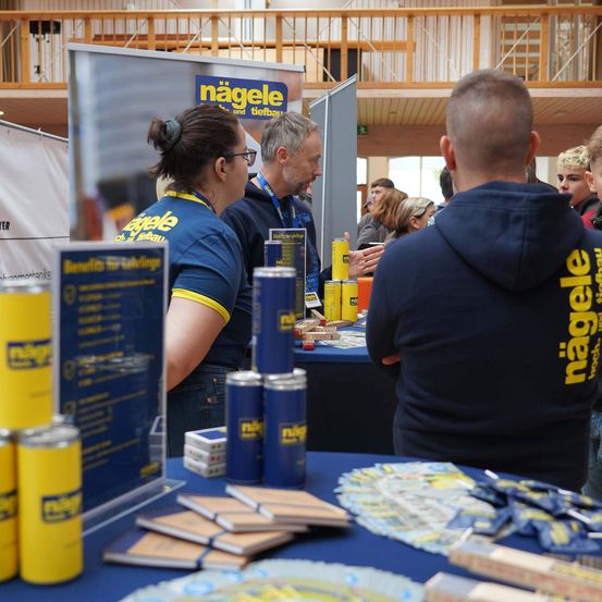 Bild enthält, Plywood, Wood, Shelf, Adult, Male, Man, Person, Advertisement, Poster, Glasses