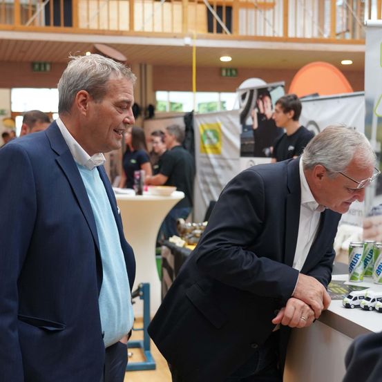 Bild enthält, People, Person, Adult, Male, Man, Coat, Boy, Child, Female, Girl