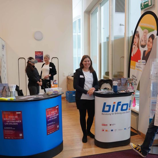 Bild enthält, Table, Advertisement, Adult, Male, Man, Person, Indoors, Shop, Desk, Poster