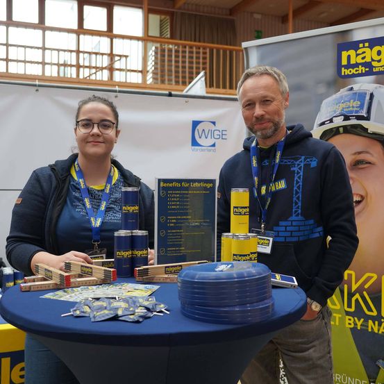 Bild enthält, Urban, Adult, Male, Man, Person, Wristwatch, Female, Woman, Helmet, Night Life