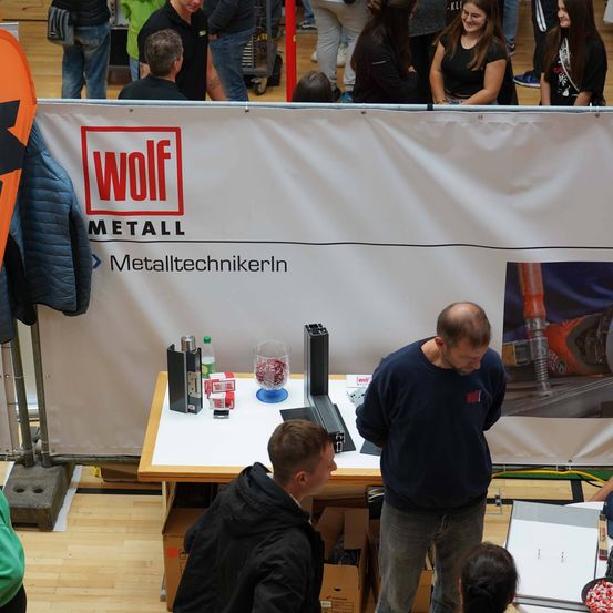 Bild enthält, Plywood, Wood, People, Person, Crowd, Adult, Male, Man, Handbag, Hat