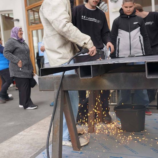 Bild enthält, Adult, Female, Person, Woman, Coat, Male, Man, Boy, Child, Shoe