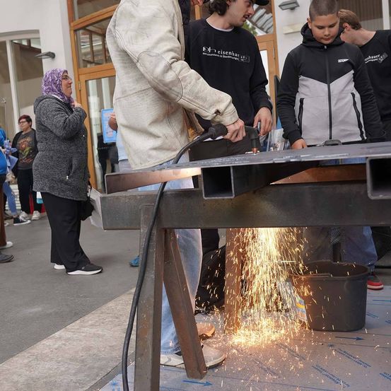 Bild enthält, Adult, Female, Person, Woman, Male, Man, Shoe, Hoodie, Factory, Table