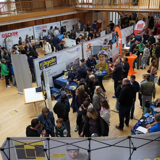 Bild enthält, Airport, People, Person, Adult, Female, Woman, Indoors, Face, Crowd, Cafeteria