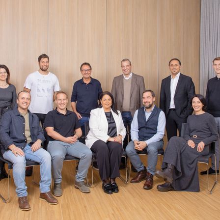 Bild enthält, Groupshot, Person, Adult, Female, Woman, Male, Man, Suit, Shoe, Jeans