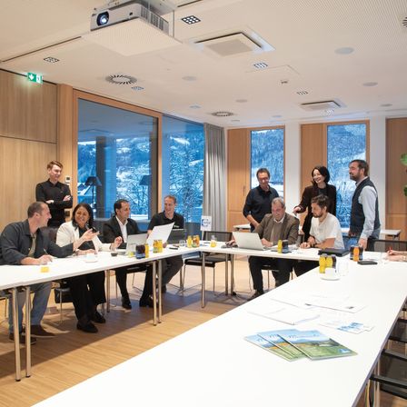 Bild enthält, People, Person, Adult, Female, Woman, Crowd, Male, Man, Indoors, Building