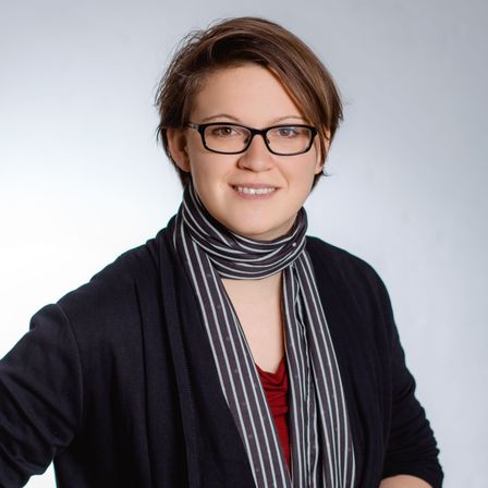 Bild enthält, Scarf, Adult, Female, Person, Woman, Formal Wear, Face, Head, Smile