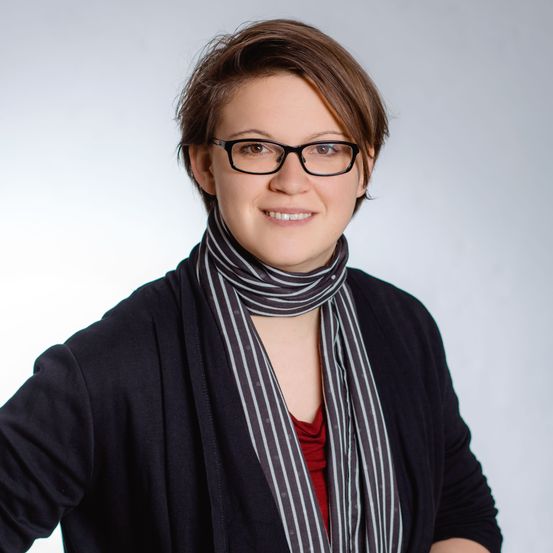 Bild enthält, Scarf, Adult, Female, Person, Woman, Formal Wear, Face, Head, Smile