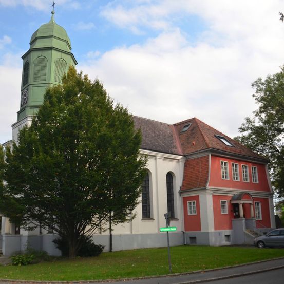 Bild enthält, Grass, Neighborhood, City, Monastery, Tree, Street, Urban, Shelter, Lawn, Clock Tower