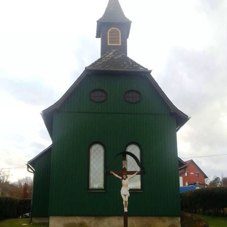 Bild enthält, Cross, Symbol, Building, Monastery, Adult, Female, Person, Woman, Grass, Spire