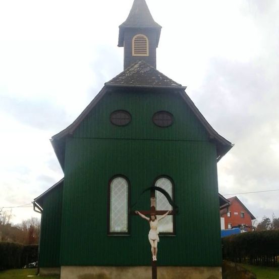 Bild enthält, Cross, Symbol, Building, Monastery, Adult, Female, Person, Woman, Grass, Spire