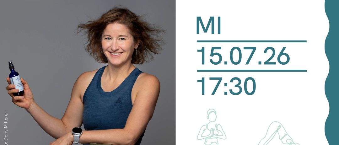 Eine Werbung für eine Yoga-Sitzung für Kinder im Schlosspark. Die Sitzung beinhaltet Yoga-Posen begleitet von frischen, aromatischen Naturdüften. Stephanie Auer ist die Lehrerin. Das Event findet am 15.07.26 um 17:30 statt. Eine Frau hält eine Flasche ätherisches Öl.