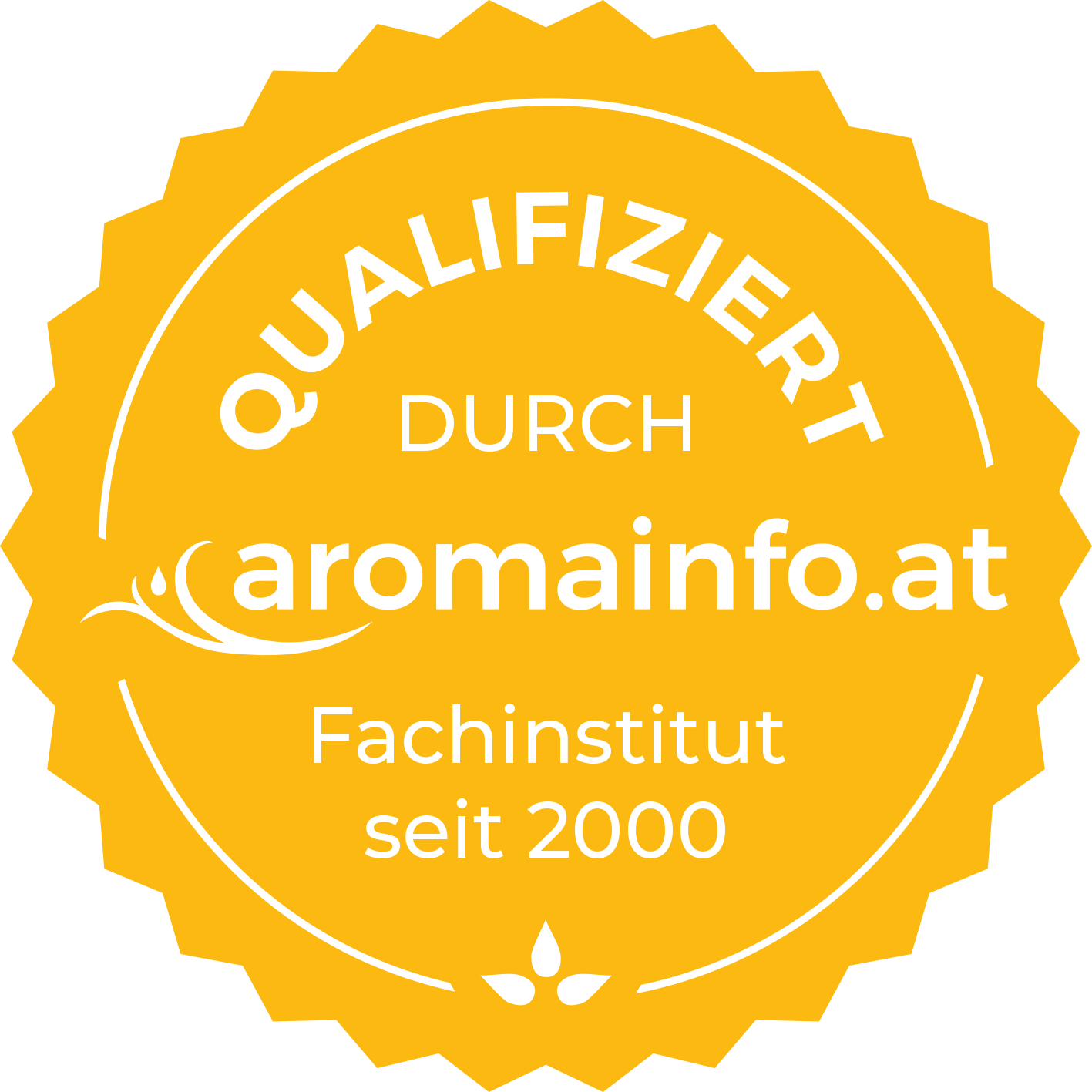 Ein gelbes Abzeichen mit weißem Text, das 'QUALIFIZIERT DURCH aromainfo.at Fachinstitut seit 2000' besagt. Das Abzeichen hat einen weißen Umriss und ein kleines weißes Blattsymbol unten.