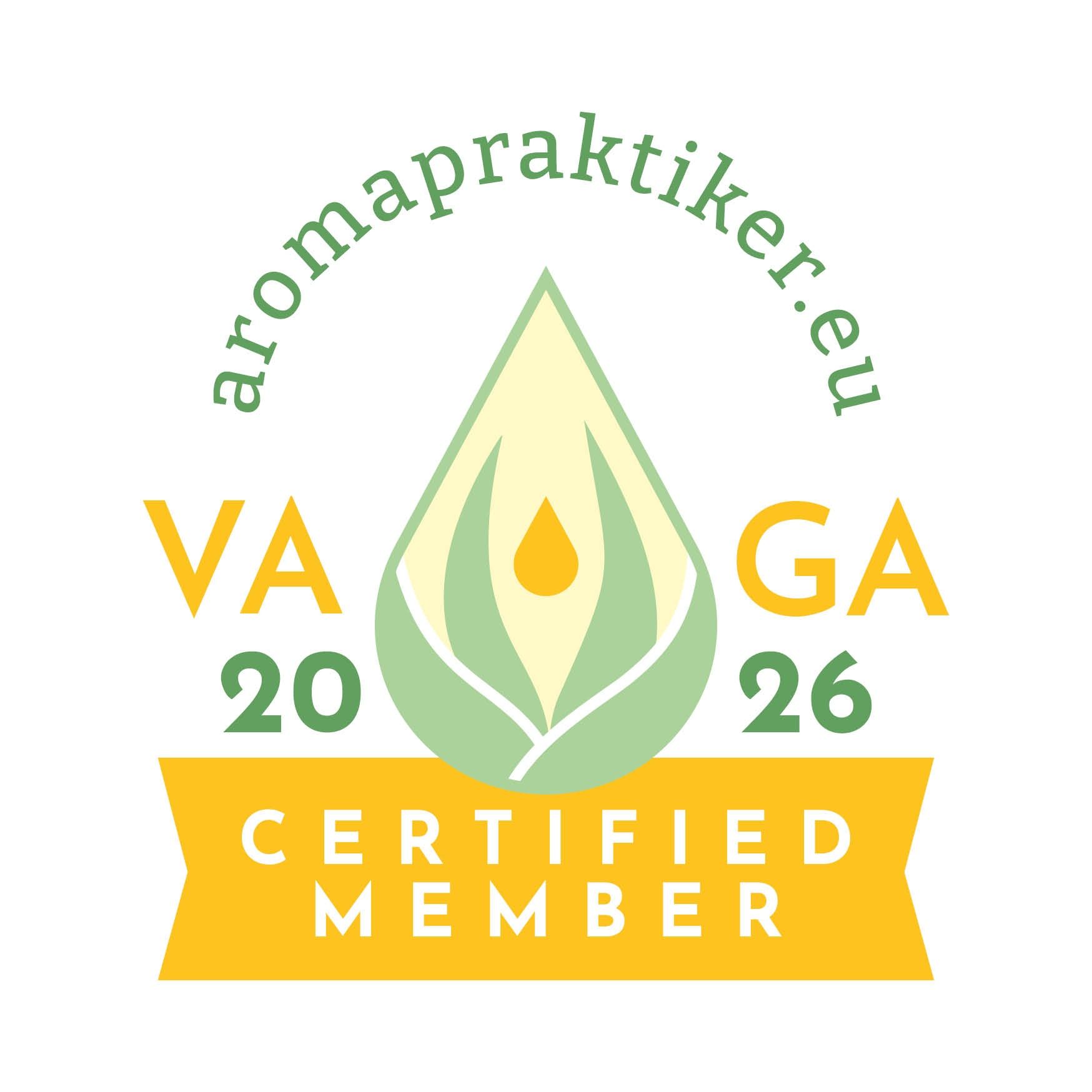Logo für einen zertifizierten Aromapraktiker, mit einem grünen Blatt und Öltropfen, Datum VA 20 und GA 26. Darunter steht 'ZERTIFIZIERTES MITGLIED.'