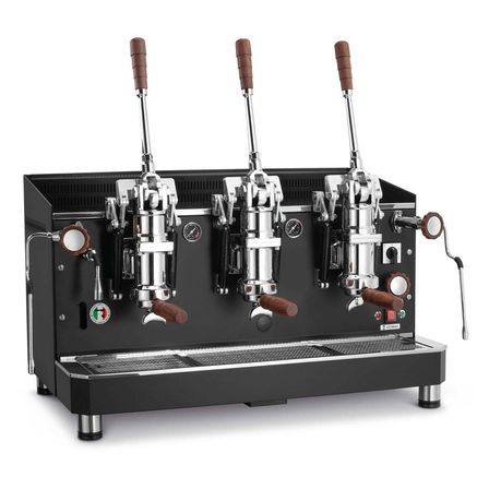 Eine schlanke schwarze Espressomaschine mit drei hölzernen Griffen und metallischen Hebeln, die ein italienisches Flaggenemblem zeigt, vor weißem Hintergrund.