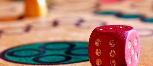 Plakat für ein großes Spielefest für alle von 0-99 Jahren. Geplant für den 2. September 2025, von 15-18 Uhr im Grabher-Haus, Übersbachgasse 13.