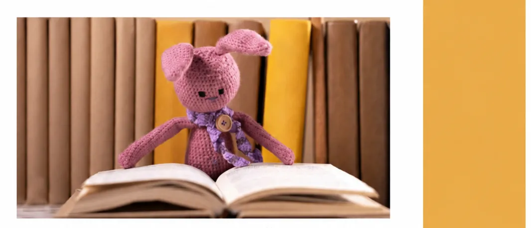 Eine Werbung für eine Kinder-Leseveranstaltung. Ein Stofftier sitzt auf einem offenen Buch. Der Text lautet 'Bücher Zwerge' und 'Jeder letzte Dienstag im Monat Ab 9 Uhr'.