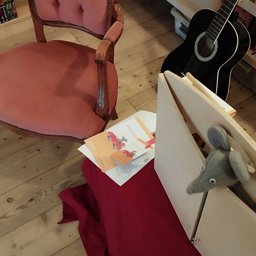 Bild enthält, Wood, Plywood, Interior Design, Guitar, Furniture, Chair, Living Room, Hardwood, Couch, Flooring